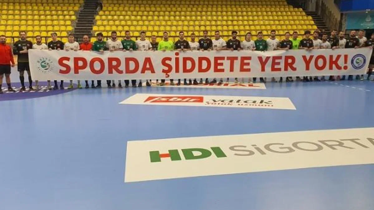Erkek hentbolunda maçlar 10 dakika geç başladı
