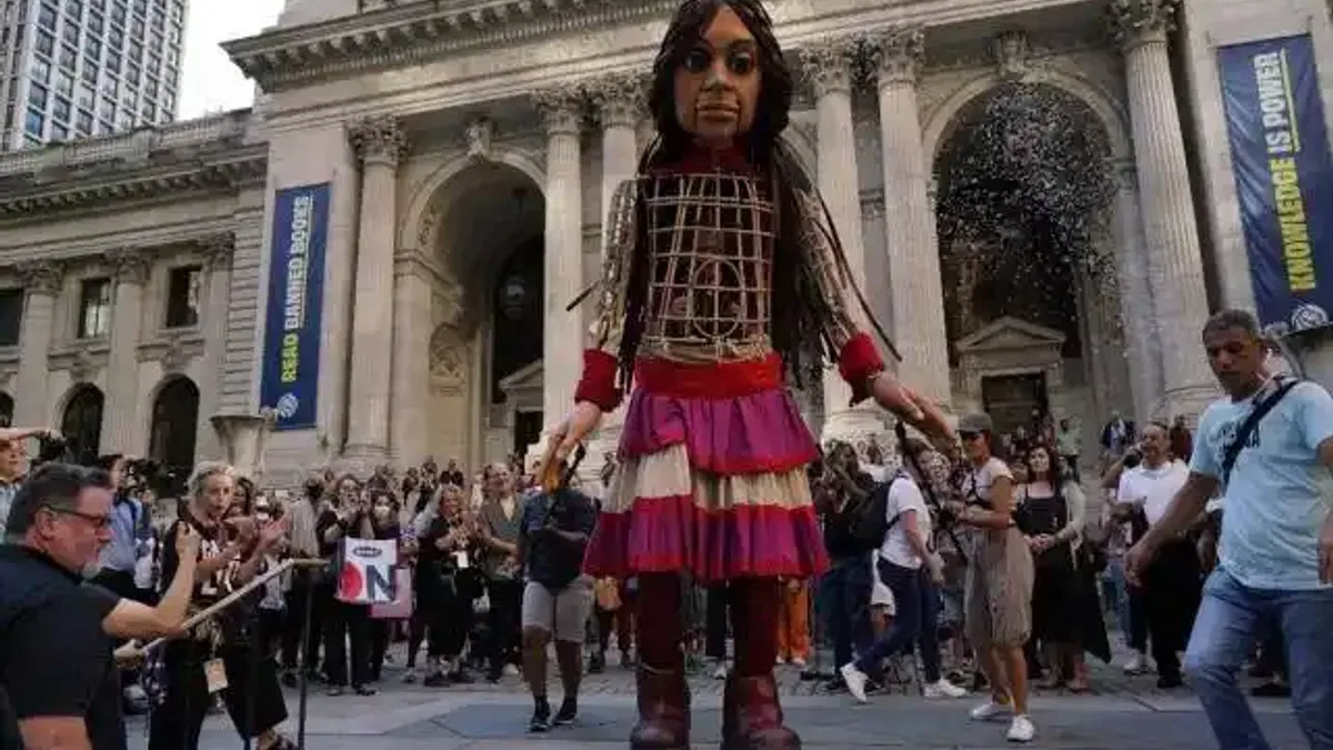 Suriyeli çocukların sesini dünyaya duyuran 3,5 metrelik "Küçük Emel" New York'ta