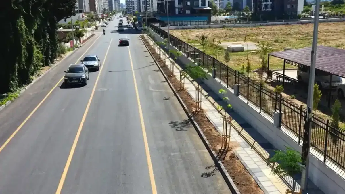 Mersin’de Gazi Paşa Caddesi 420 ağaçla yeşillendi