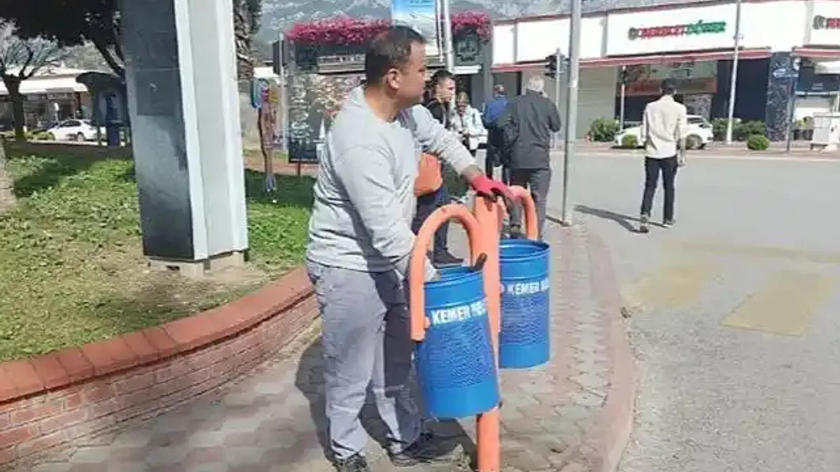 Kemer'de bulunan çöp kovaları yenileniyor
