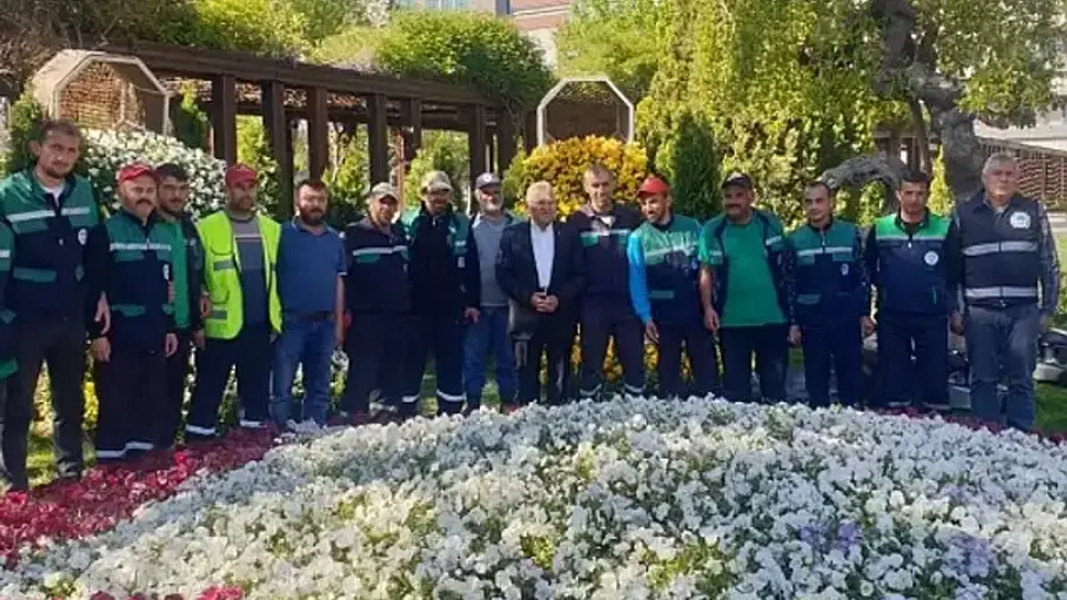Memduh Büyükkılıç parkta çim biçti