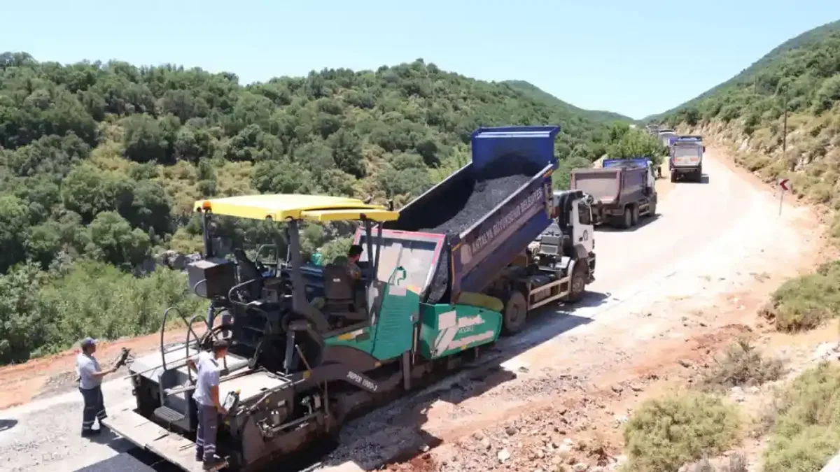 Antalya'da Demre ile Kaş’ı birleştiren yolda çalışma