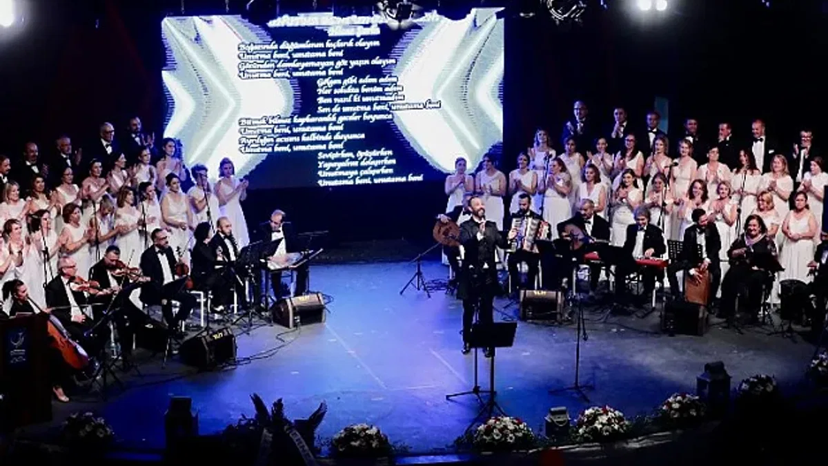 İzmir Aliağa'da TSM Korosu kulakların pasını sildi