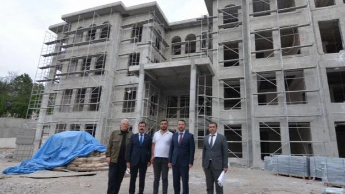 Başkan Adnan Öztaş yeni belediye binasının inşaatını inceledi