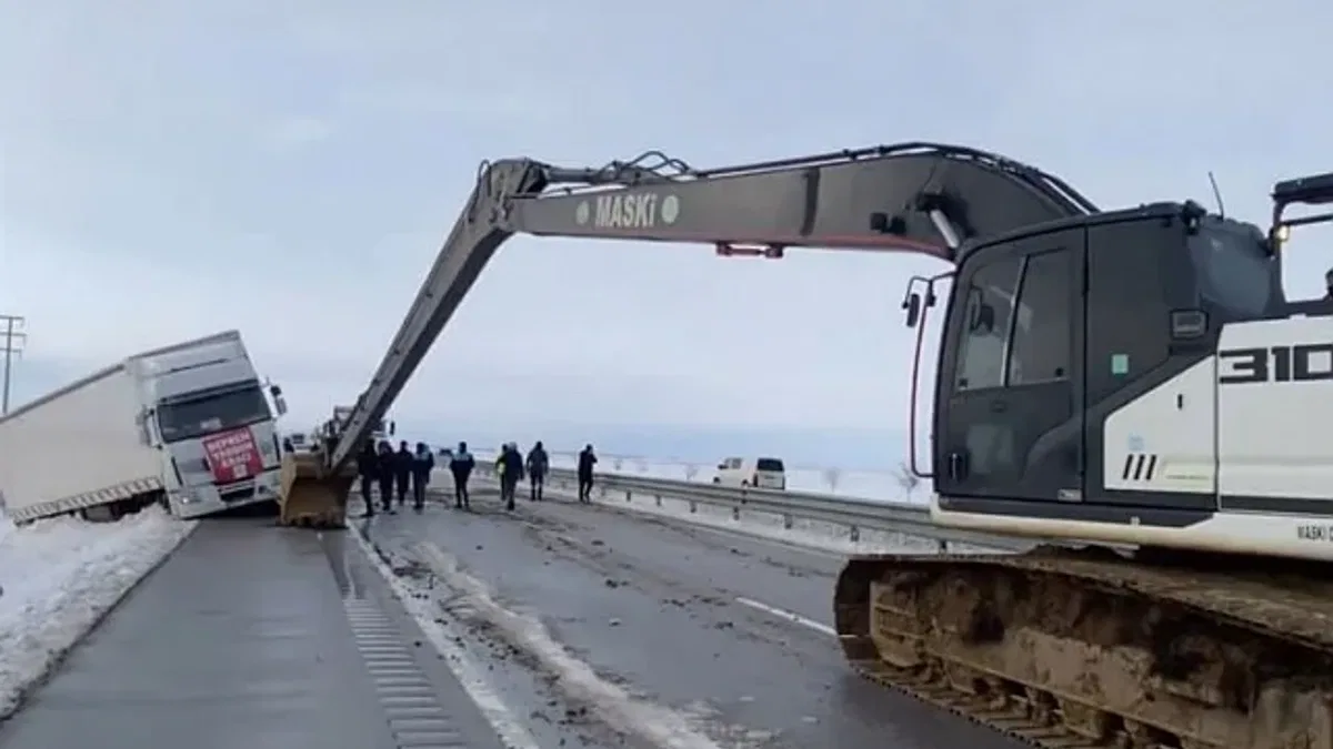 Ayni yardım tırı Konya'da kaza yaptı... Tırı, Manisa kurtardı