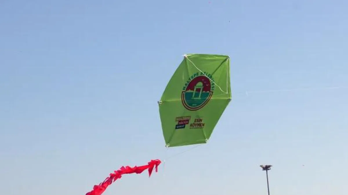 İstanbul Maltepe’de gökyüzü uçurtmalarla renklendi