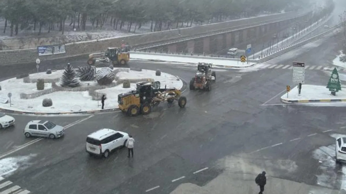 Gaziantep'te karla mücadeleye tüm hızıyla devam