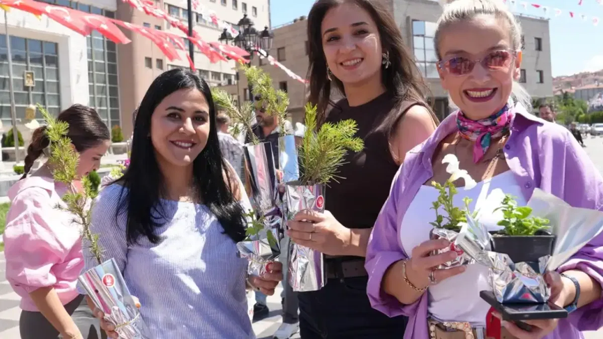 Keçiören'de uyuşturucuyla mücadele günü kapsamında fidan ve fide dağıtıldı