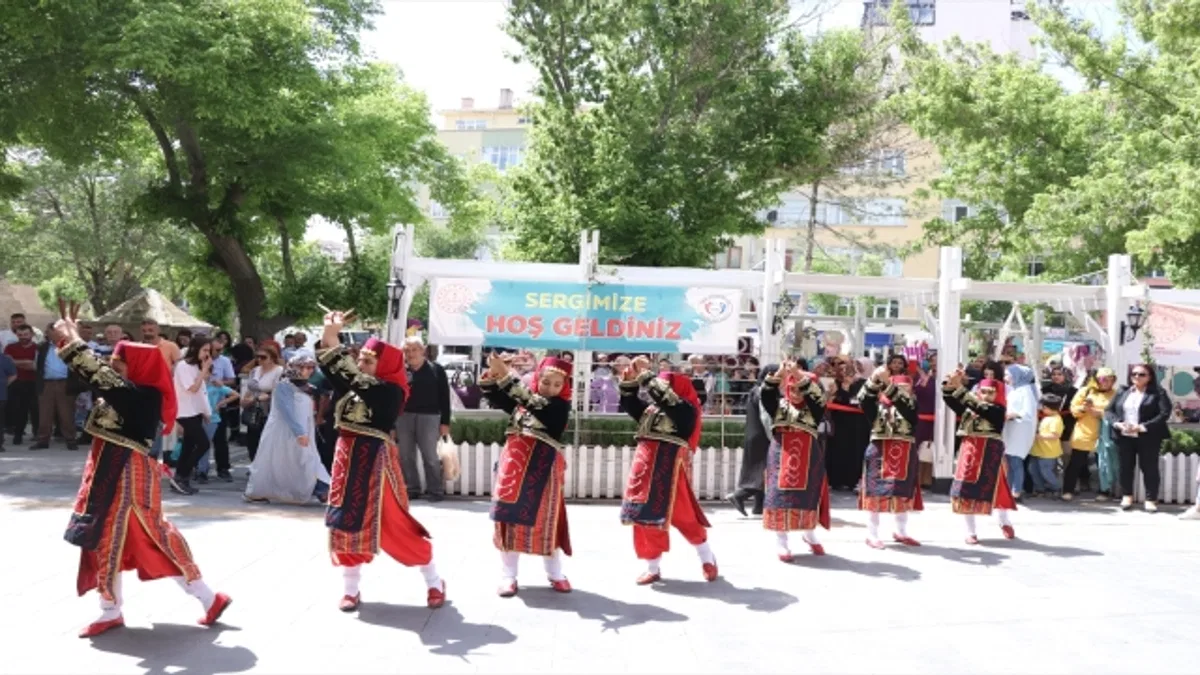 Niğde'de "Hayat Boyu Öğrenme Haftası" etkinlikleri kapsamında sergi açıldı