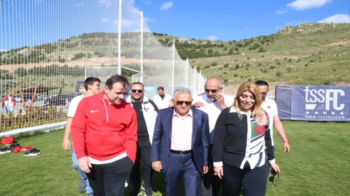 Kayseri Büyükşehir Belediye Başkanı Büyükkılıç, Kayserispor'un antrenmanını izledi