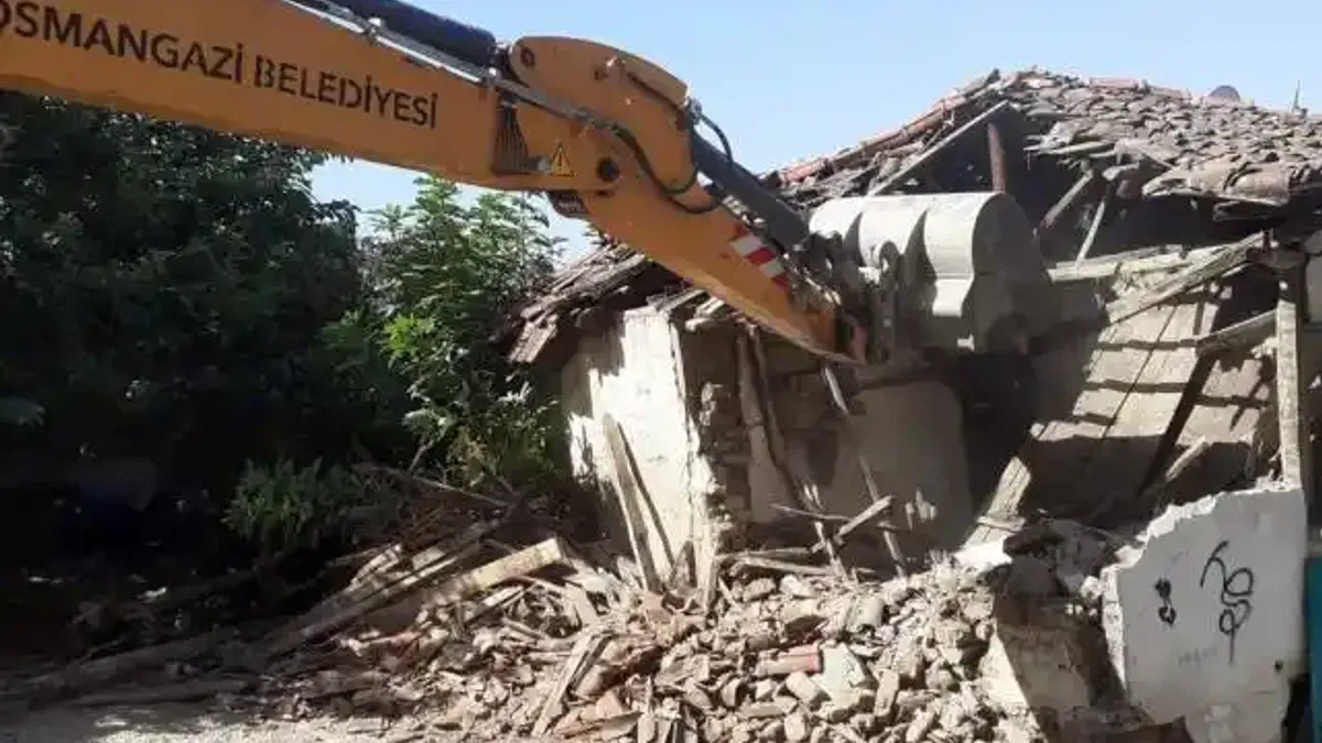 Bursa Osmangazi'de 'metruk' temizliğe devam