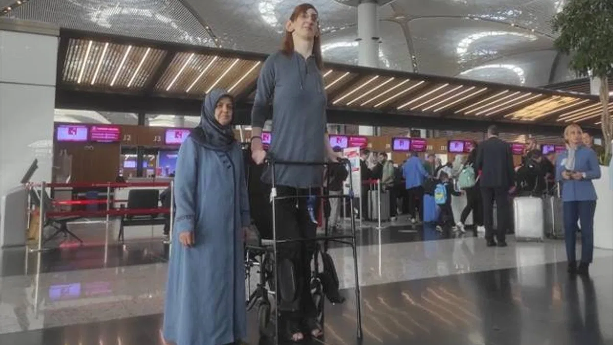 "Dünyanın en uzun boylu kadını" THY'nin desteğiyle ilk kez uçağa bindi