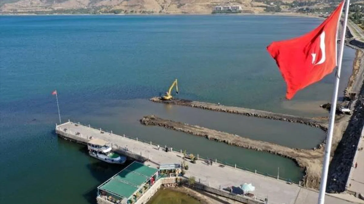 Van Gölü, zeminindeki kirlilikten arındırılıyor