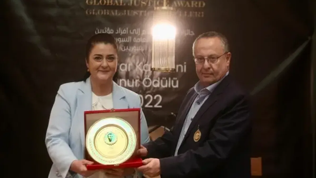 'Nizar Kabbani Nişanı' yazar Peren Birsaygılı Mut'a takdim edildi