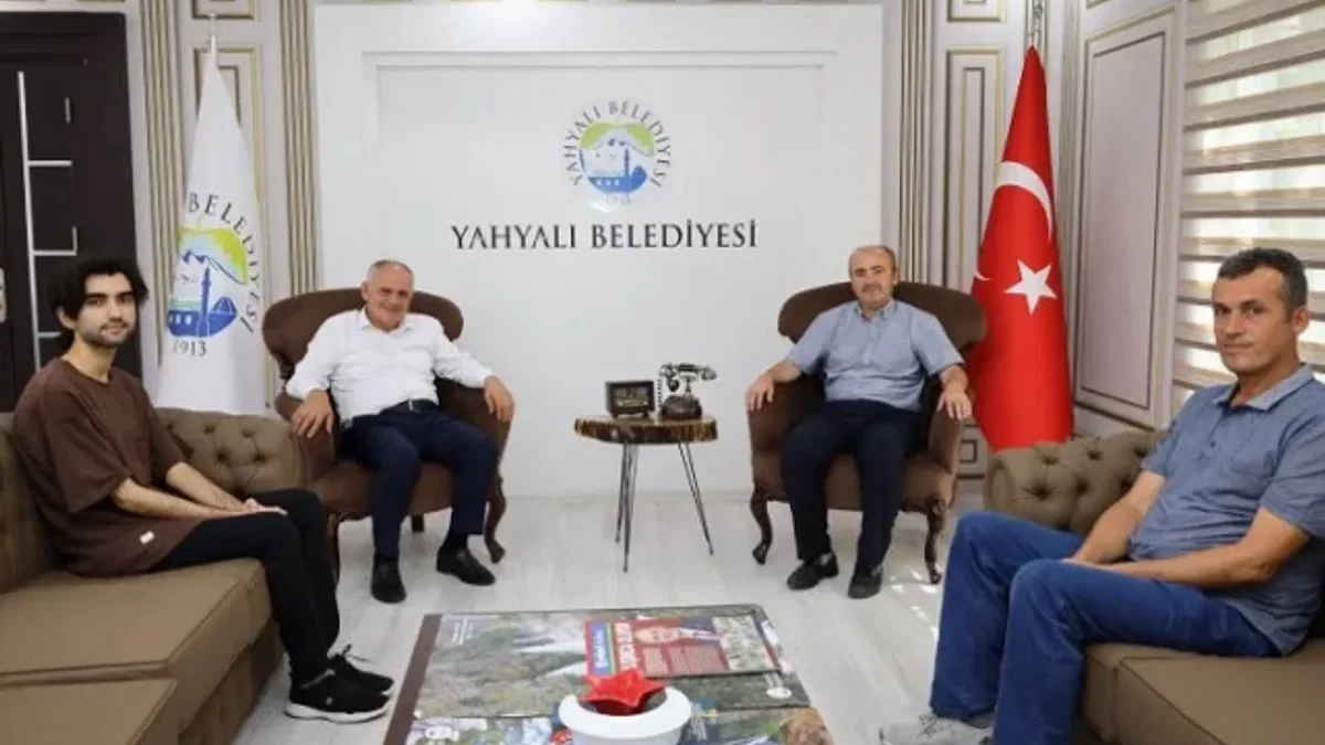 Esat Öztürk'ten başarılı öğrenciye altın