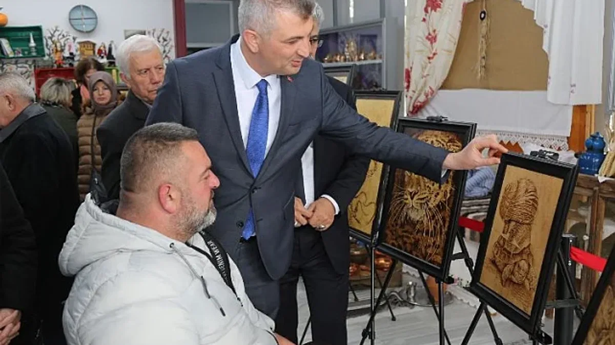 Ahşap yakma sanatı eserleri sergileniyor