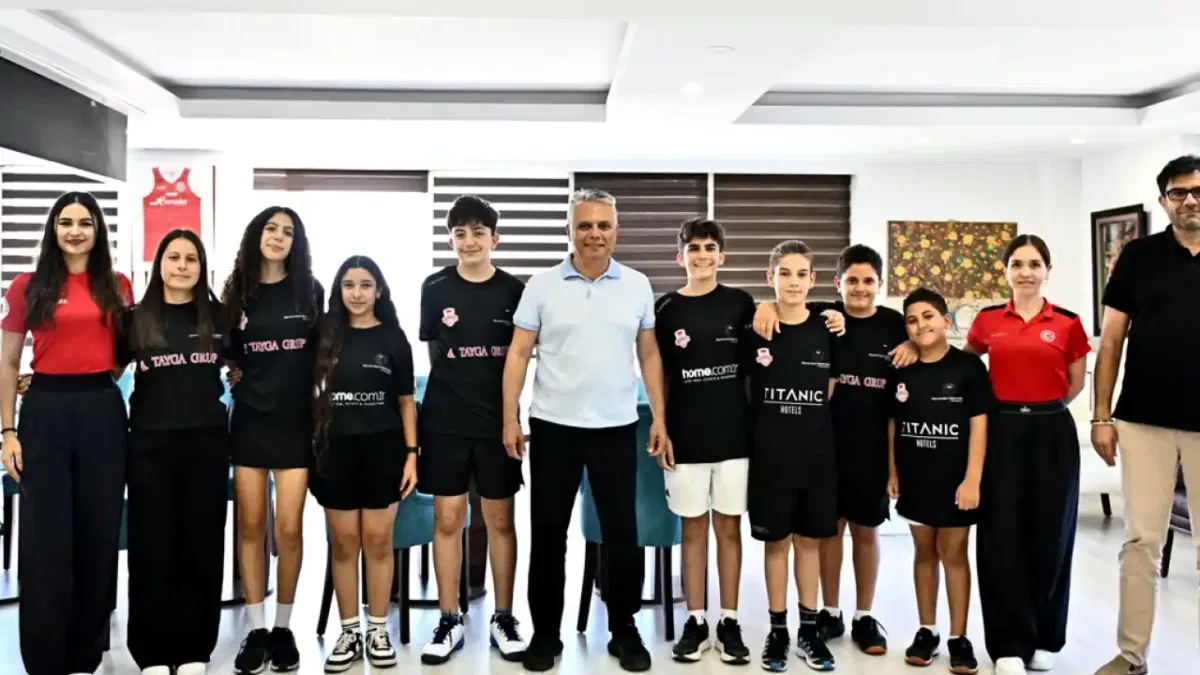 Muratpaşa Belediyespor squashta kürsüden inmiyor