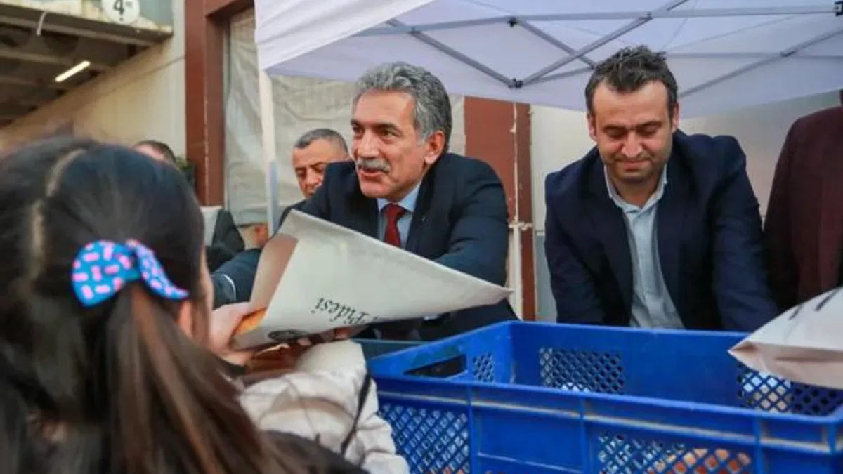 Bursa Gemlik'te iftarlık pideler belediyeden