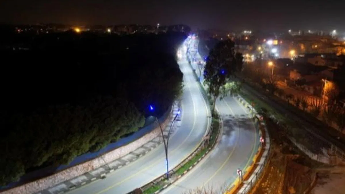 Manisa Mehmetçik Caddesi aydınlatmalarıyla yenilendi