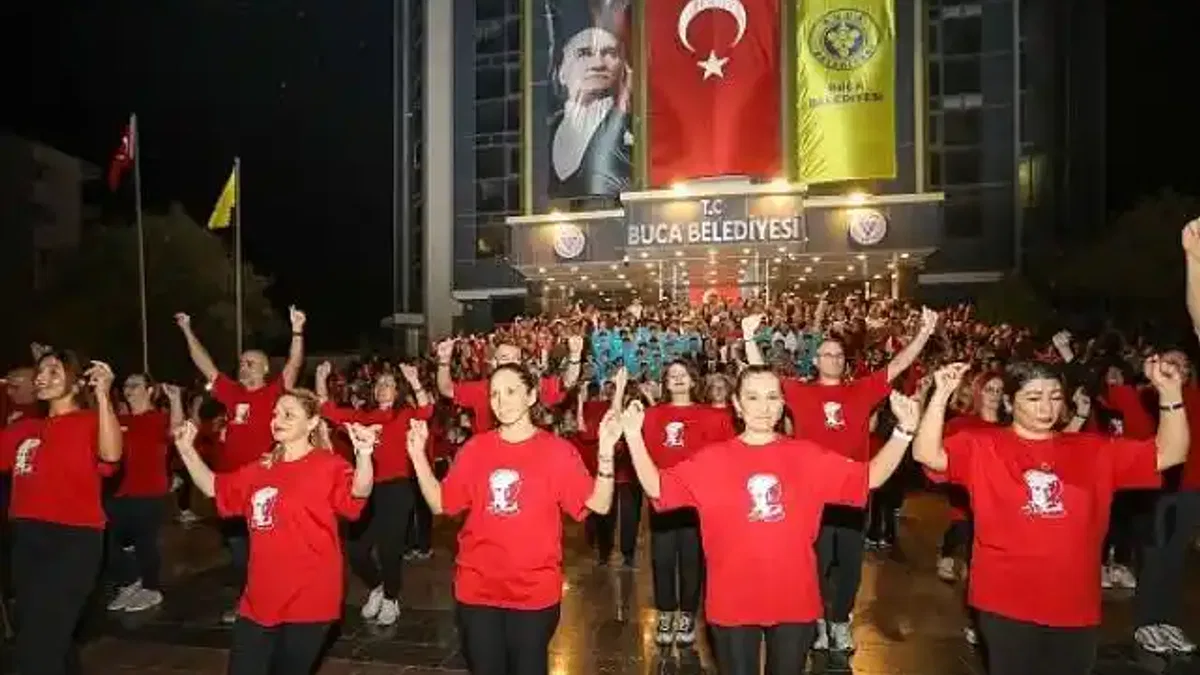 Buca'da Cumhuriyet coşkusu meydanlara sığmadı