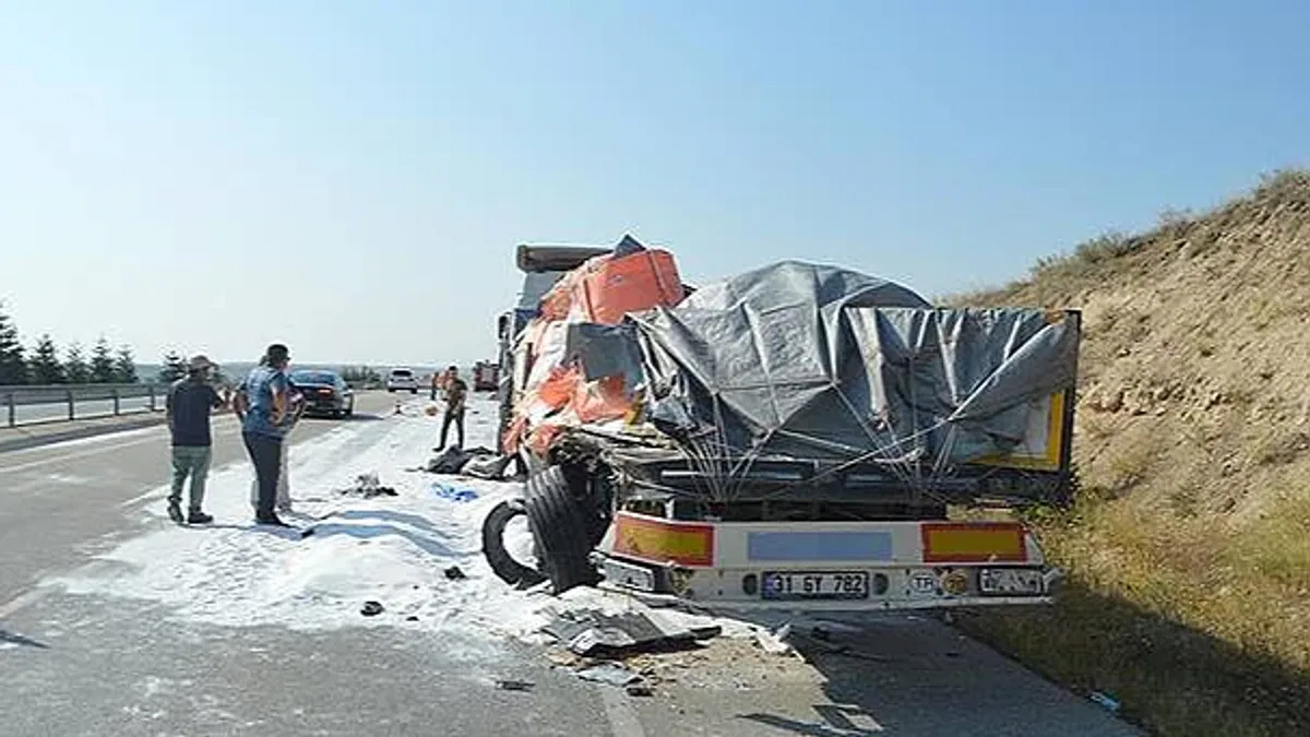 Afyonkarahisar'daki trafik kazasında 2 kişi öldü, 5 kişi yaralandı
