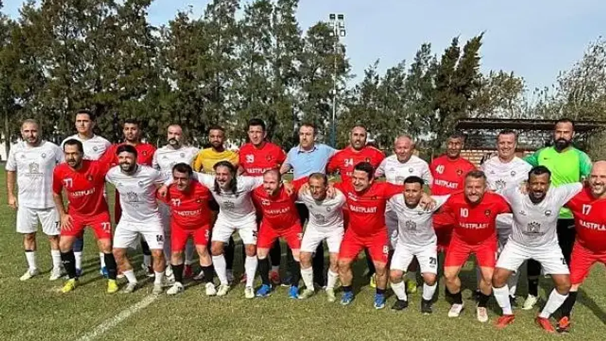 Ezeli dostlar, lige hazırlık maçında karşı karşıya geldi: Foça Masterler 1 - Manisa Masterler 5.