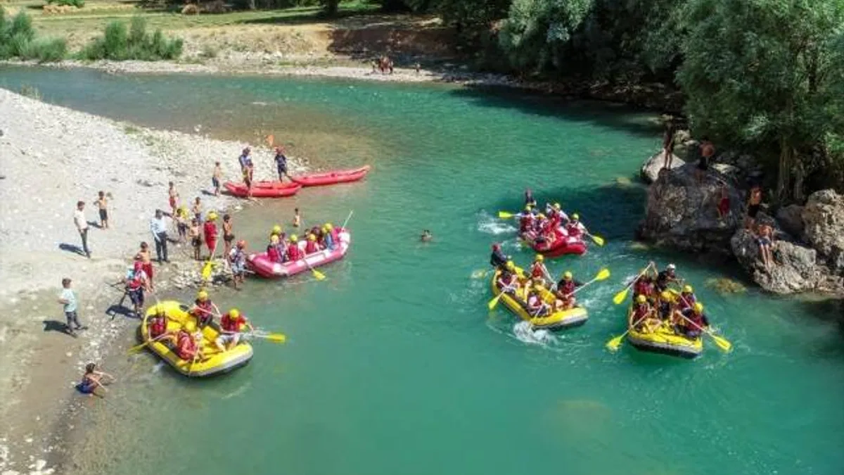 Adrenalin tutkunu İranlı turistler, Çatak Çayı'nda rafting yaparak eğleniyor
