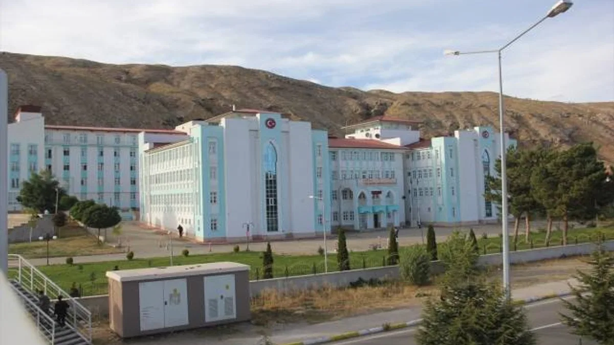 Sivas'ta öğrenci yurdunda çıkan yangında 11 öğrenci dumandan etkilendi