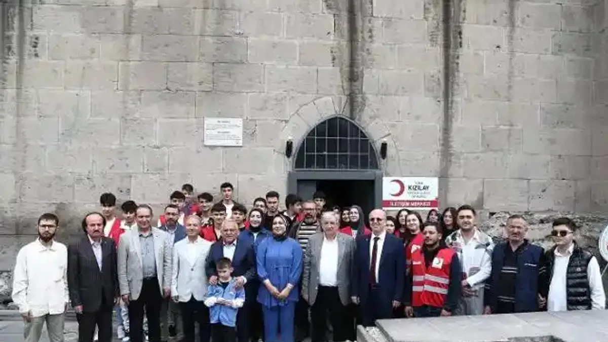 Başkan Büyükkılıç Kızılay’ın gönüllü gençleri ile bayramlaştı
