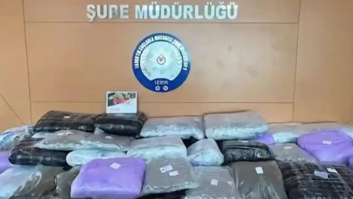 İzmir'de uyuşturucu operasyonu... 371 kilogram skunk ve esrar ele geçirildi