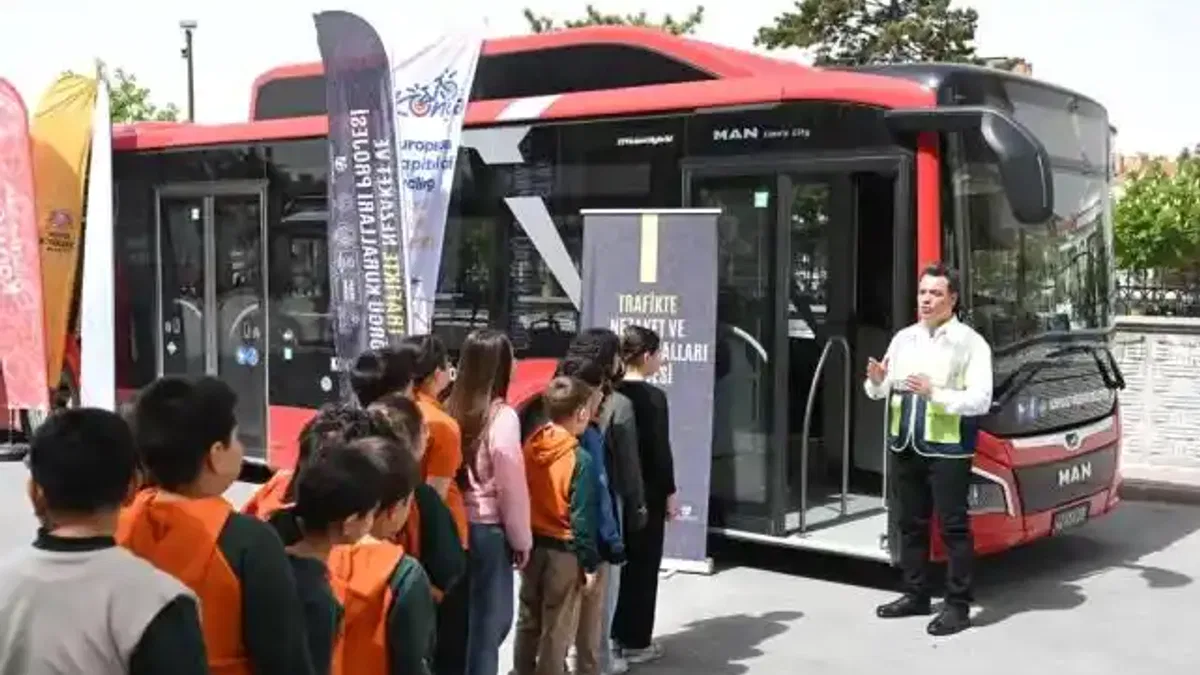 Konya'daki öğrenciler 'Nezaket otobüsü' ile öğreniyor