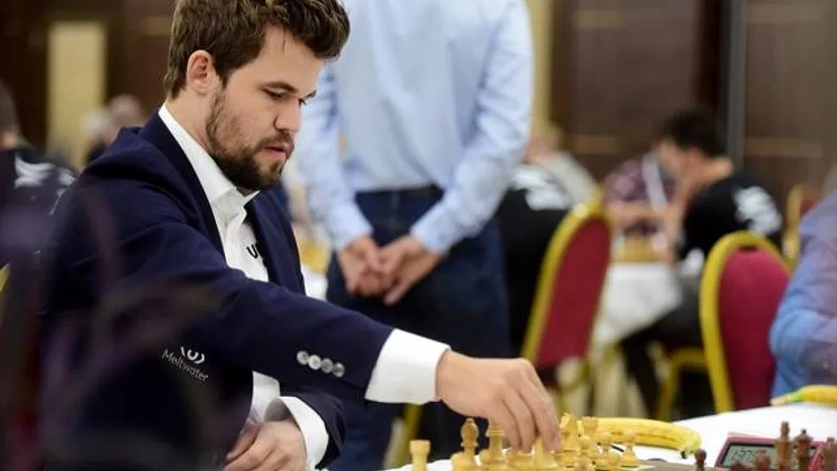 Rakibinin hile yaptığına inanan Carlsen, ilk hamlesinin ardından oyundan çekildi