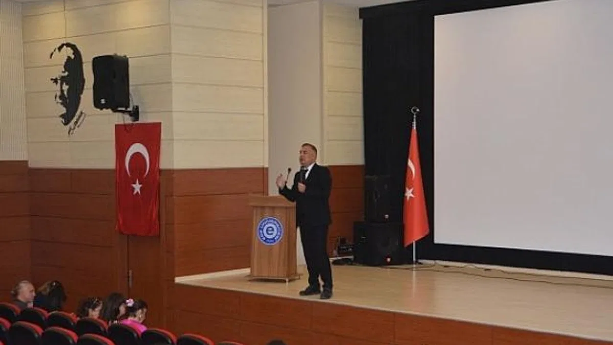 Dekan Prof. Dr. Gültekin yeni iletişimcilere "Hoş Geldiniz" dedi