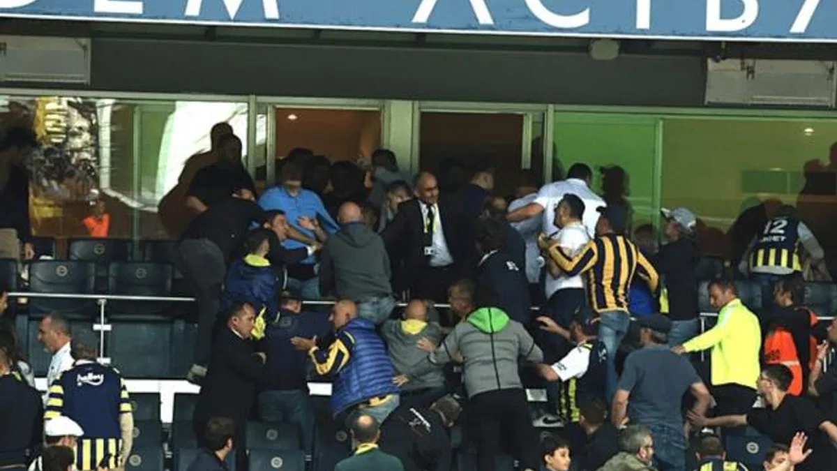 Kadıköy'de şok! Fenerbahçe yönetimi ile taraftarlar arasında kavga çıktı