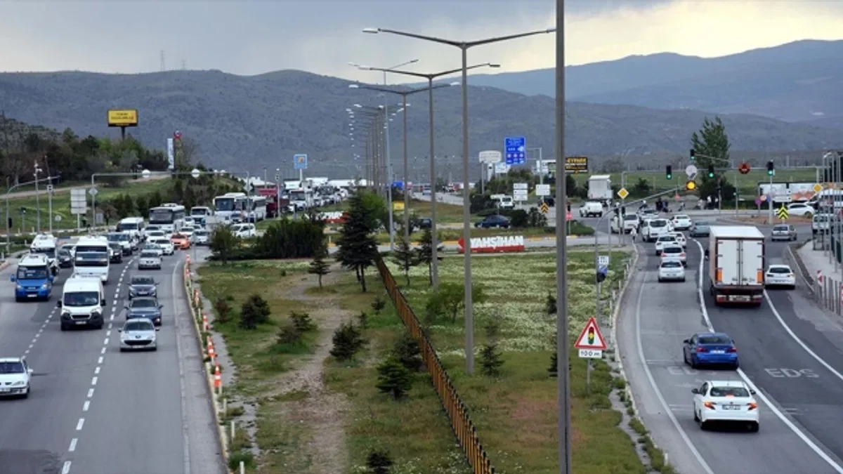 'Kilit kavşak' Kırıkkale'de bayram öncesi trafik yoğunluğu başladı