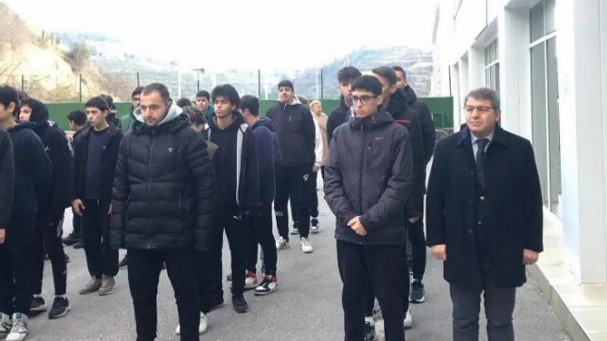 Şehitler için okullar saygı duruşunda