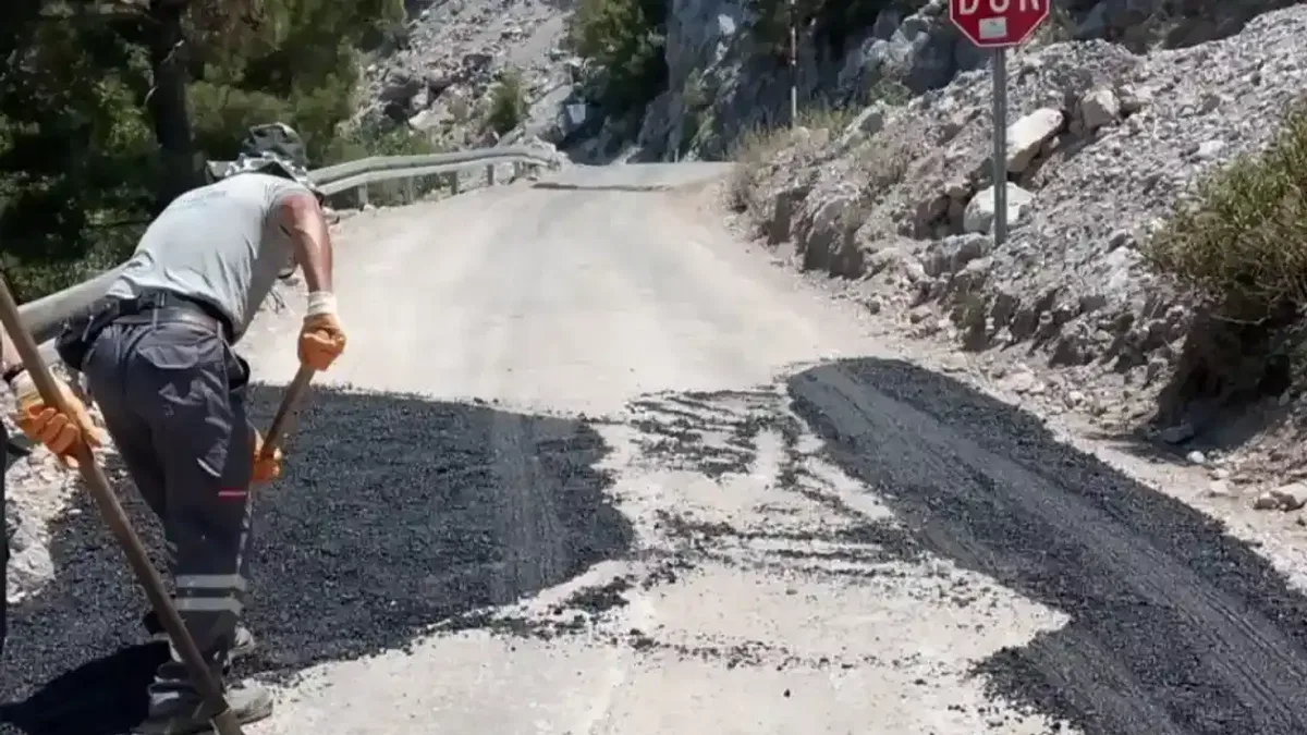 Antalya Büyükşehir’den Alanya kırsalına yol bakımı