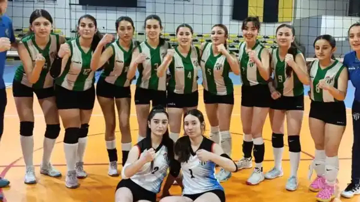 Artvin’de genç kızlar voleybolunun şampiyonu Artvinspor