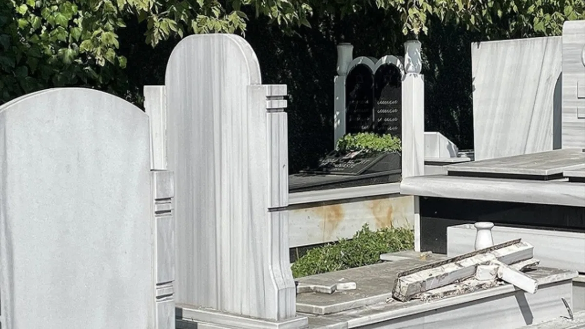 Hasköy Musevi Mezarlığı'nda bazı mezar taşları tahrip edildi