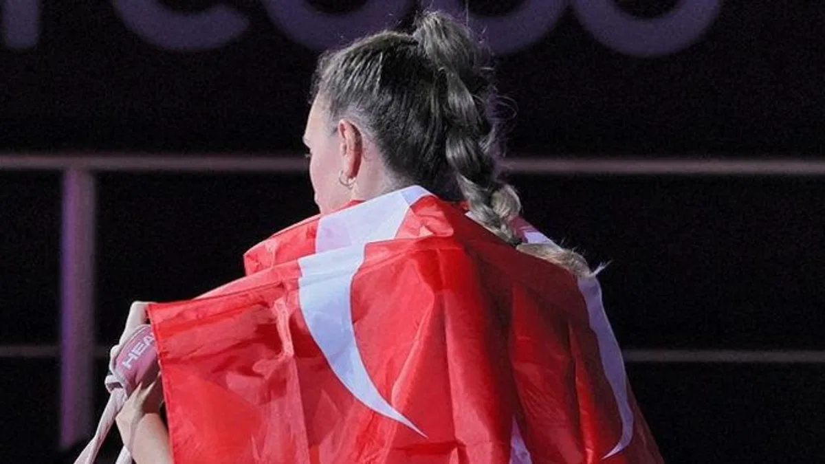 Milli tenisçi İpek Öz Türk bayrağıyla maça çıktı