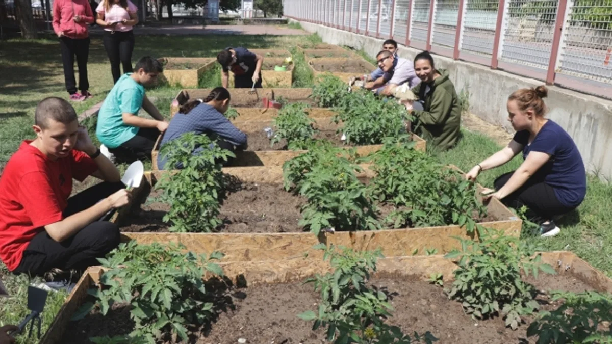Özel öğrencilere okul bahçesinde doğayla iç içe eğitim