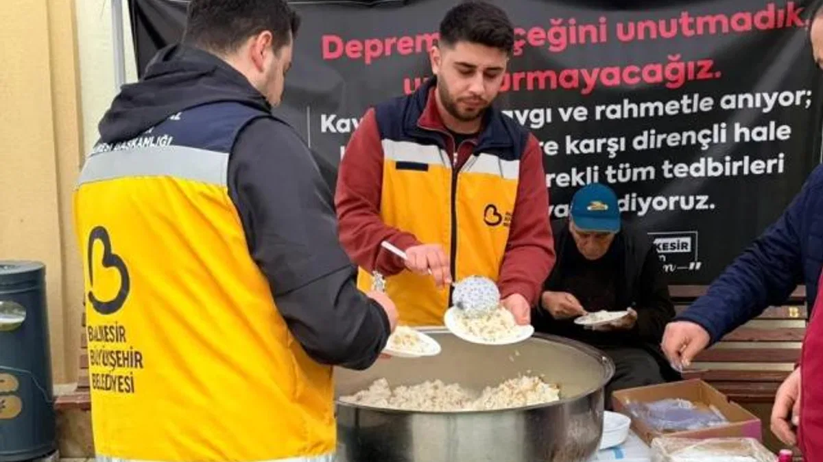 Balıkesir’de depremde hayatını kaybedenler için pilav hayrı