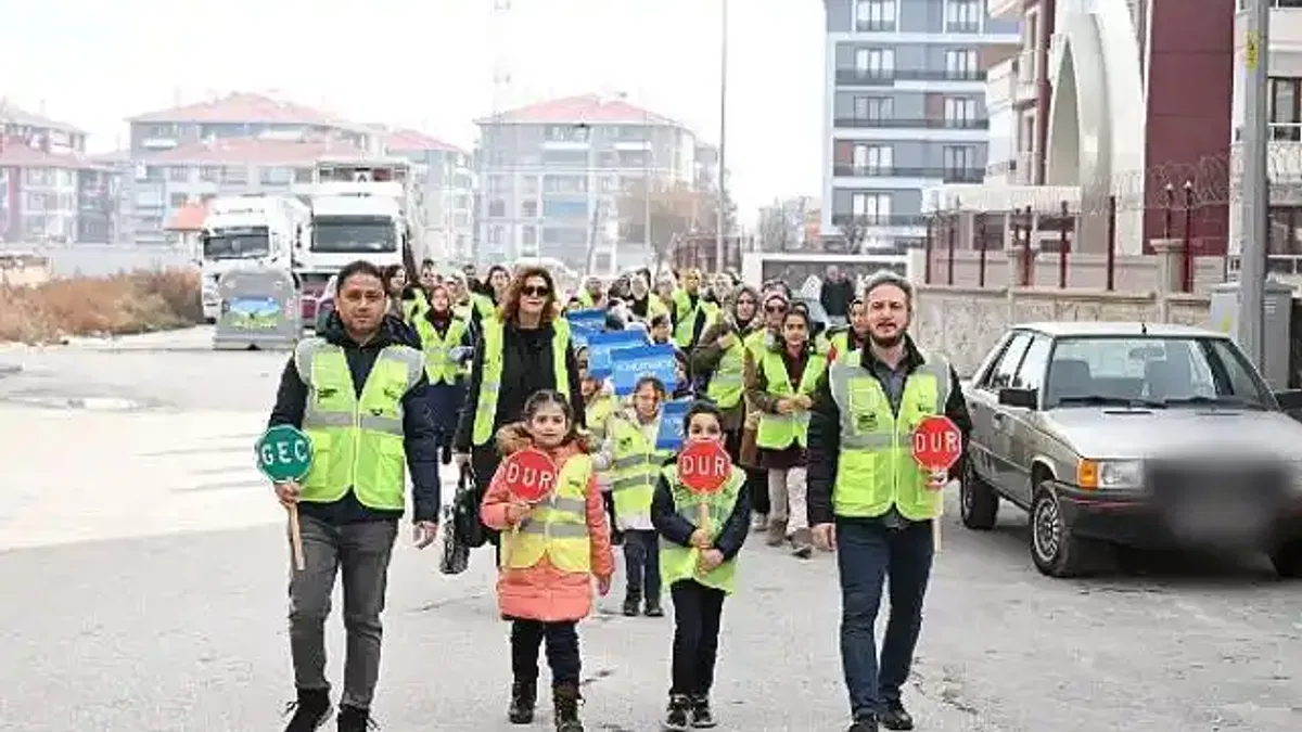 Konya Büyükşehir Öğrencilerin Okula Güvenle Gitmesi İçin "Yayabüs" Projesini Başlattı