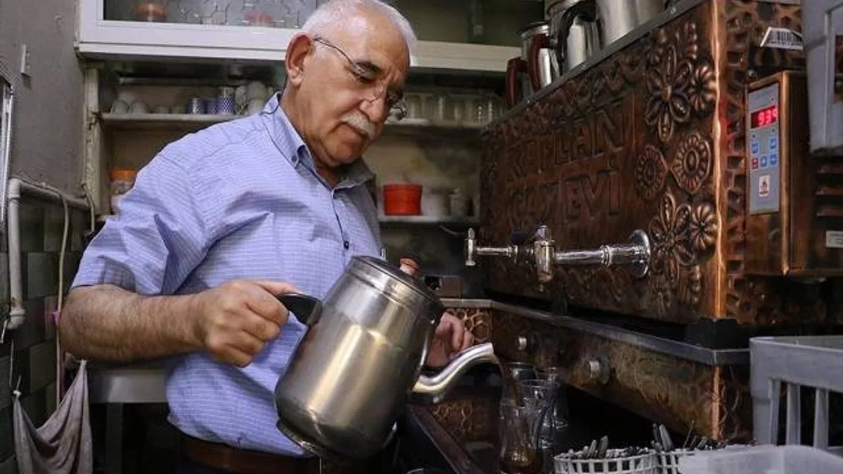 Kayserili esnaf çay ocağında 40 yıldır sigara ile mücadele ediyor