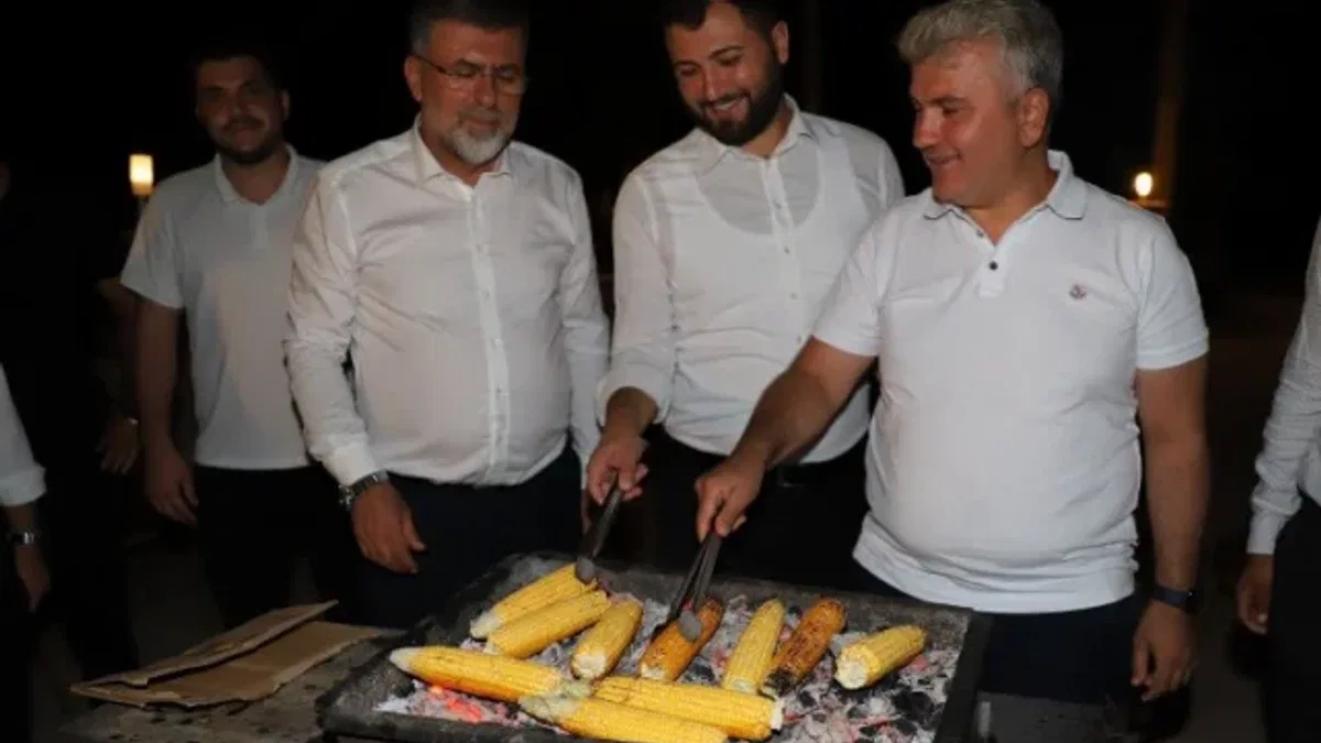 Milletvekili Canbey'den gençlere mısır kebap