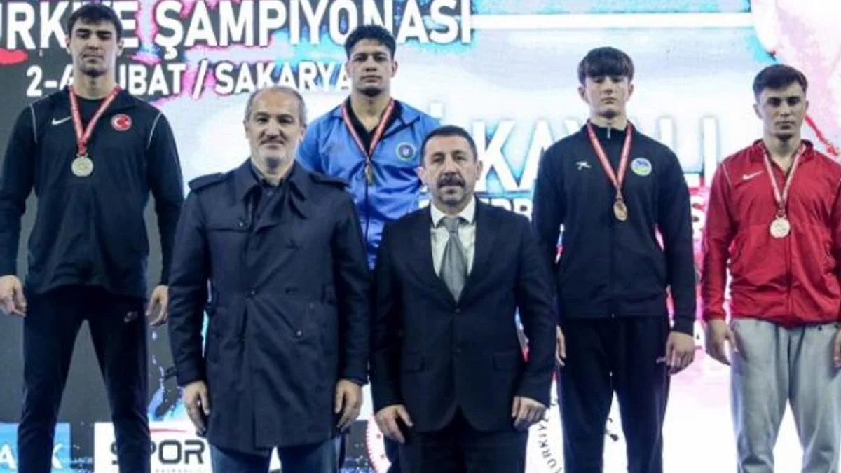 Manisa BBSK güreş takımından 2 madalyalı başlangıç