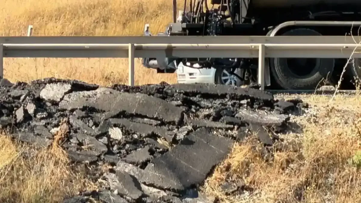 Ankara'da tarım arazisine dökülen asfalt artıkları tepki çekti!