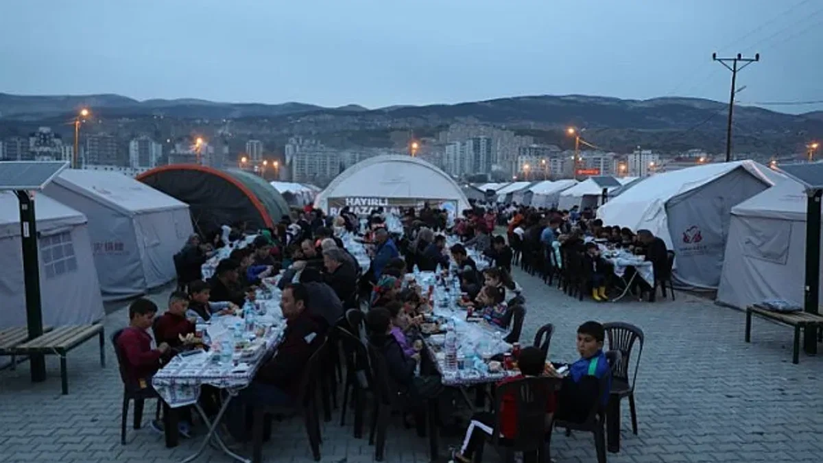 Kayseri Melikgazi Belediyesi'nden çadırkentte iftar sofrası