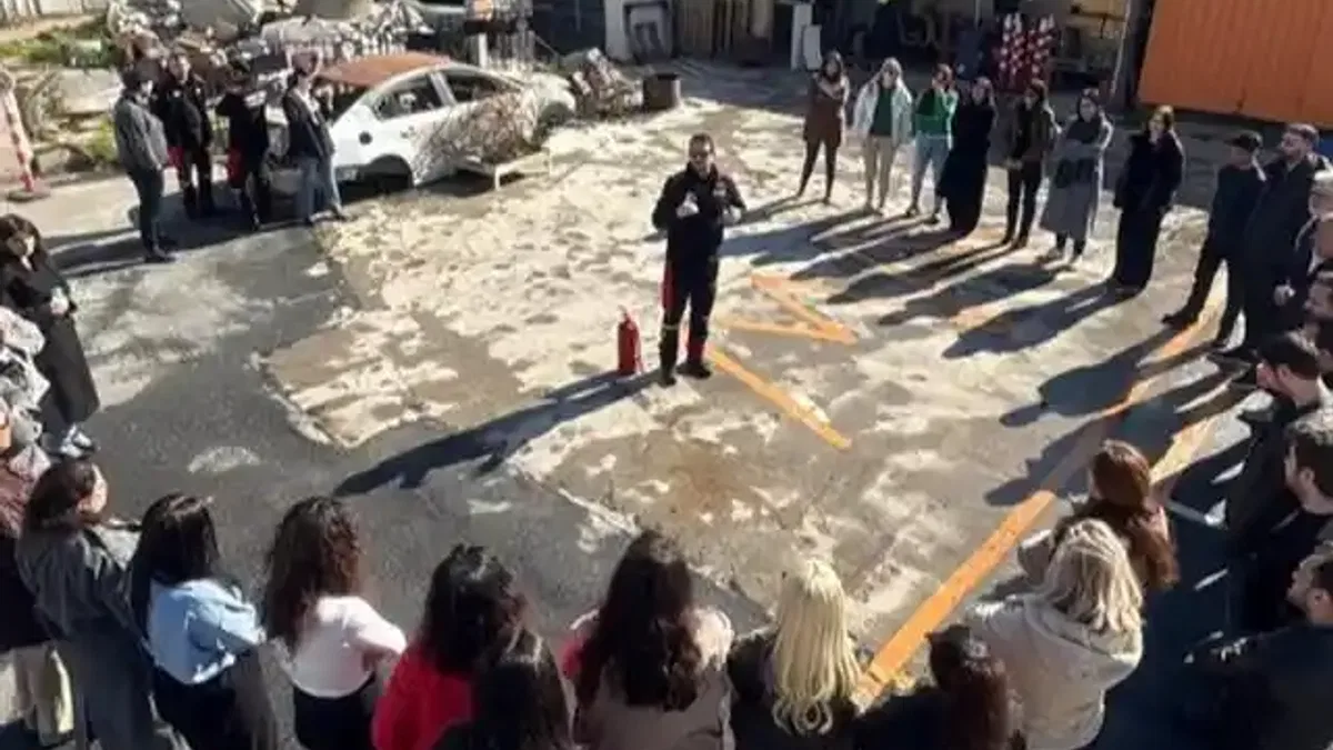 İstanbul Maltepe'de öğretmenlere yangın müdahale eğitimi verildi