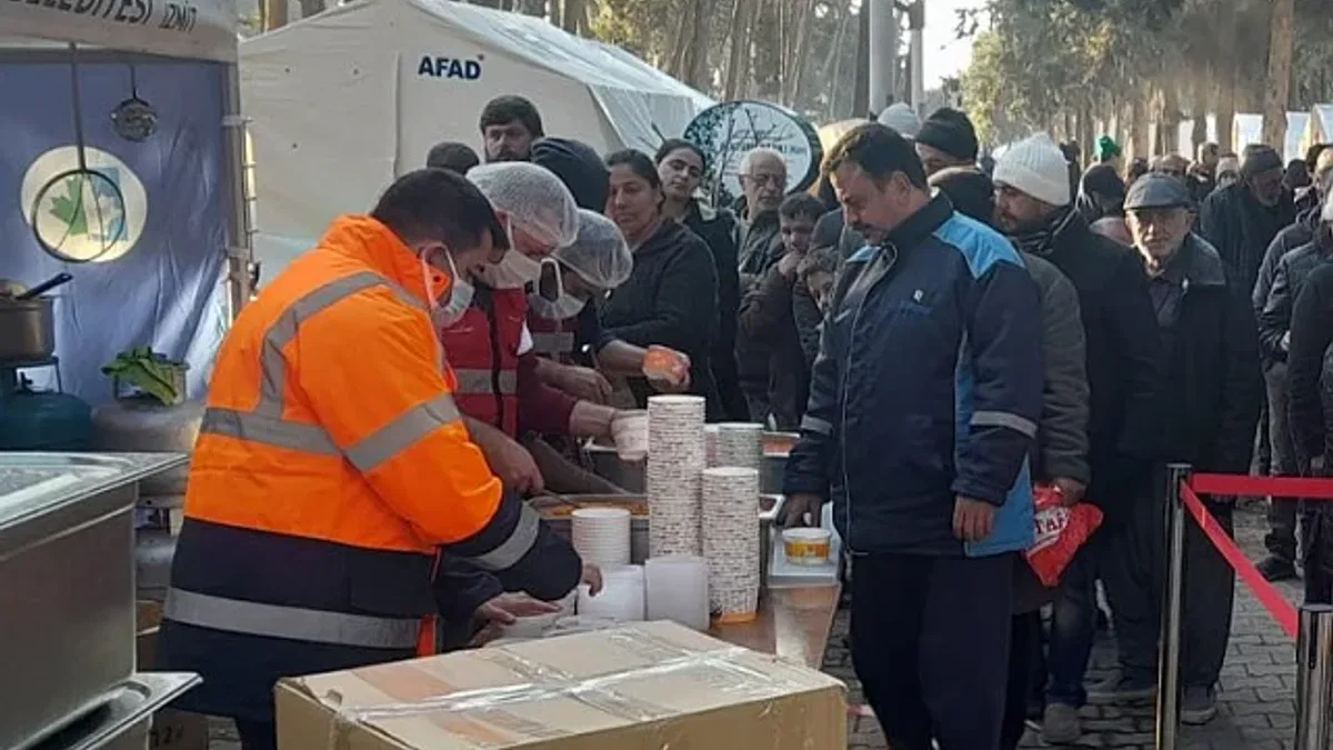 İzmit Aşevi'nden depremzedelere yemek ikramı